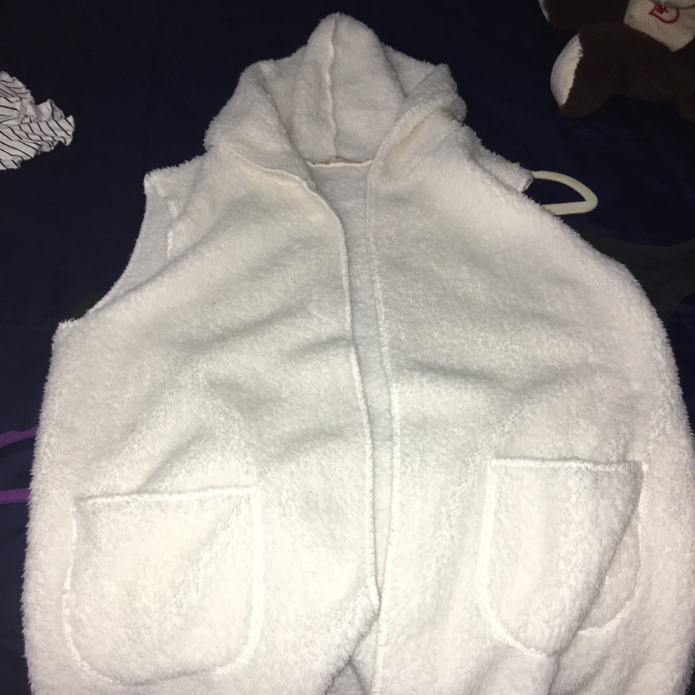 Fluffy vest with hood!!